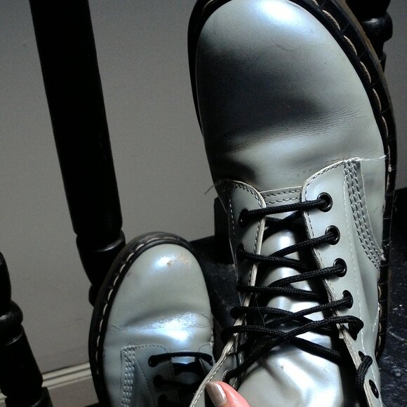 Dr. Martens Pearlescent Irridescent Gray silver womens 8 eyelet boots mens 6 - Picture 5 of 9